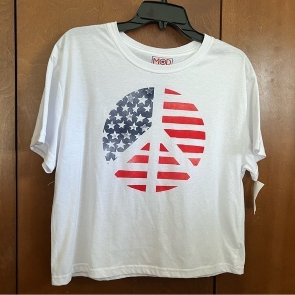 Modern Lux Patriotic Peace sign Tee NWT Size L Juniors